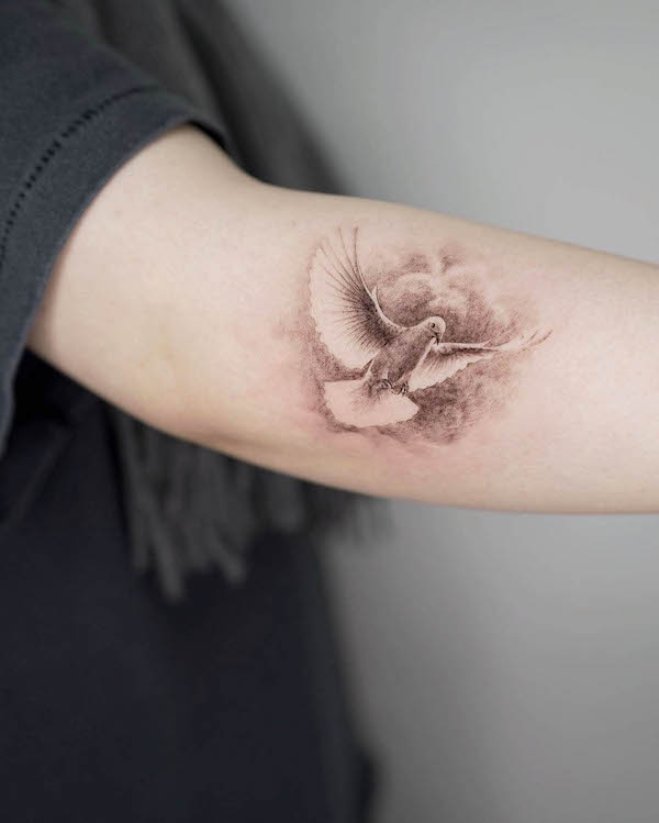 Tatuaggio colomba sul gomito di @tattooist_doy