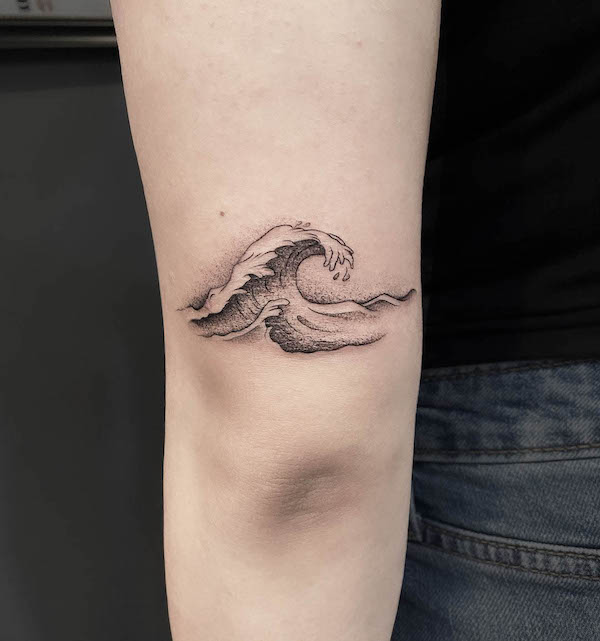 Tatuaggio a piccole onde sul gomito di @magpietattooshop