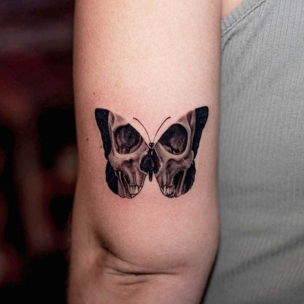 Tatuaggio del gomito con farfalla del diavolo di @tatu_panda