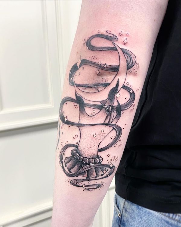 Gomito stregato tatuato da @electriccattattoo