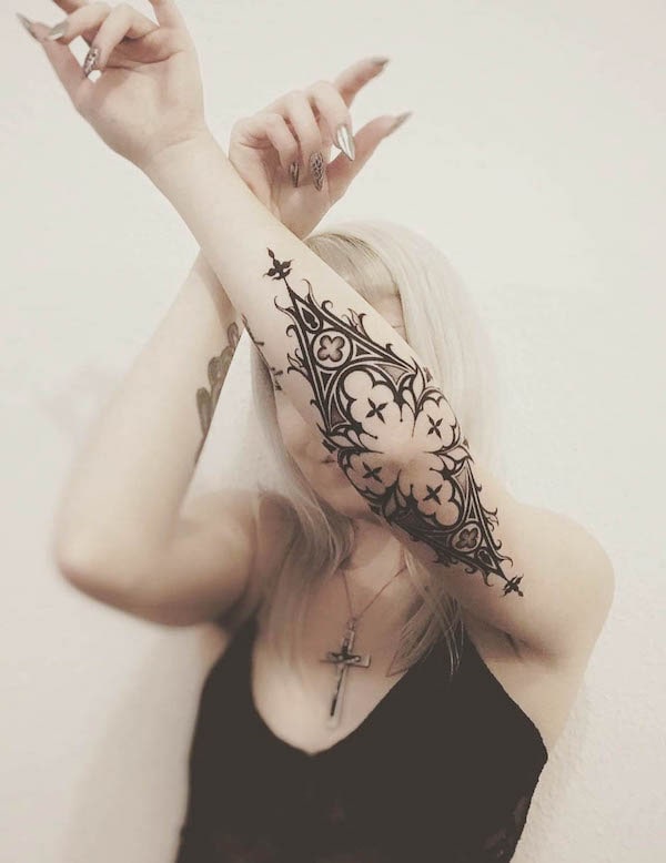 Stupendo tatuaggio ornamentale sul gomito di @emmanuelle_martos_tattoo