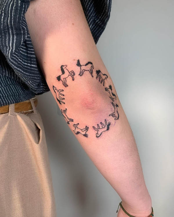 Tatuaggio sul gomito di @neocorticalhoney con cavalli carosello