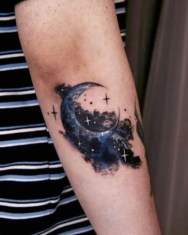 Tatuaggio a gomito con cielo illuminato dalla luna di @tattooist_danha