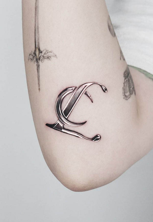 Tatuaggio con iniziali sul gomito di @jooa_tattoo