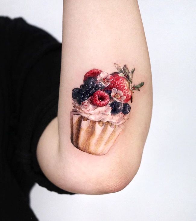 Tatuaggio di cupcake alla frutta sul gomito di @harry_color