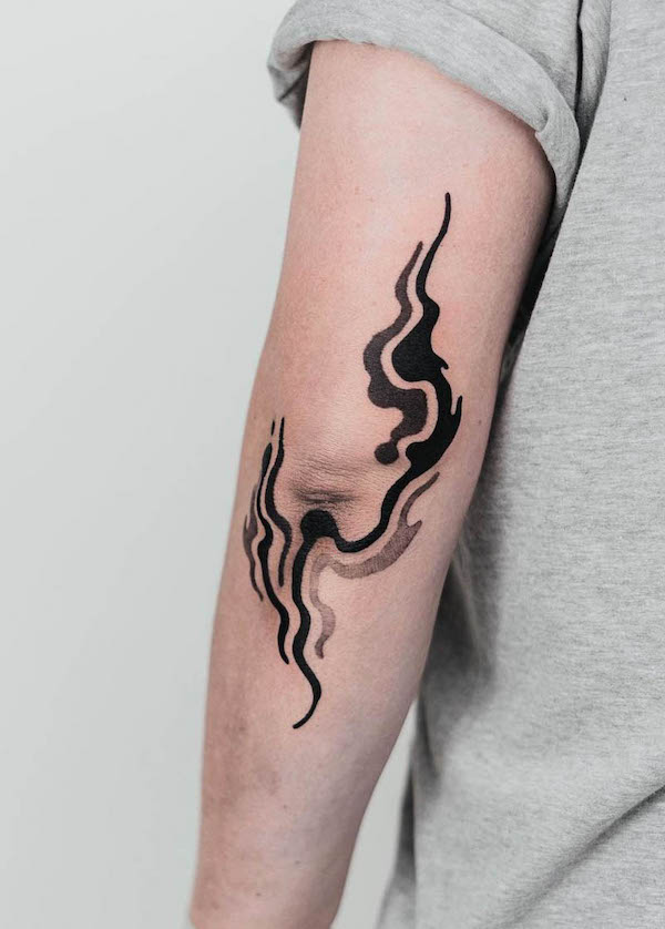 Tatuaggio astratto a onde sul gomito di @nxe_xiner
