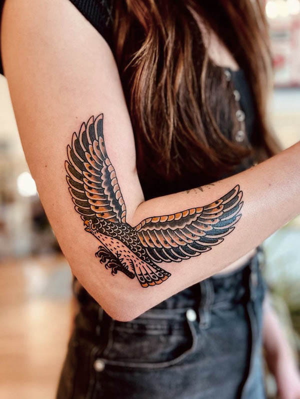 Tatuaggio con gomito d'aquila di @oldsolnewtricks