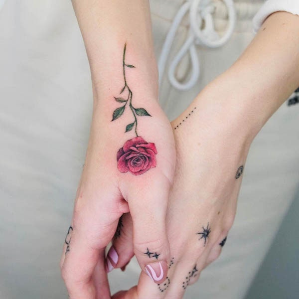 Tatuaggio simbolico dell'amore con la rosa di @prawnesthertattoo