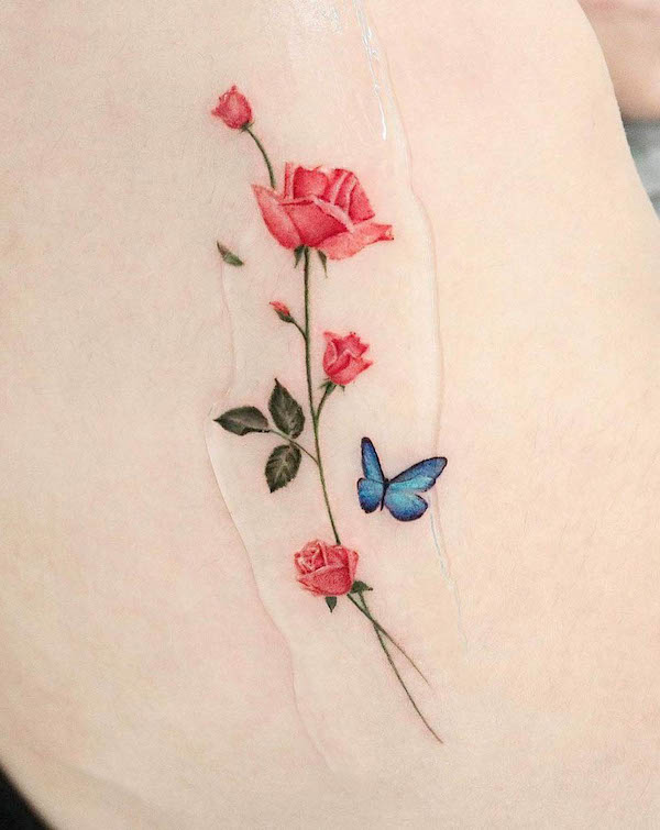 Tatuaggio simbolico dell'amore con la rosa di @mooji_tt