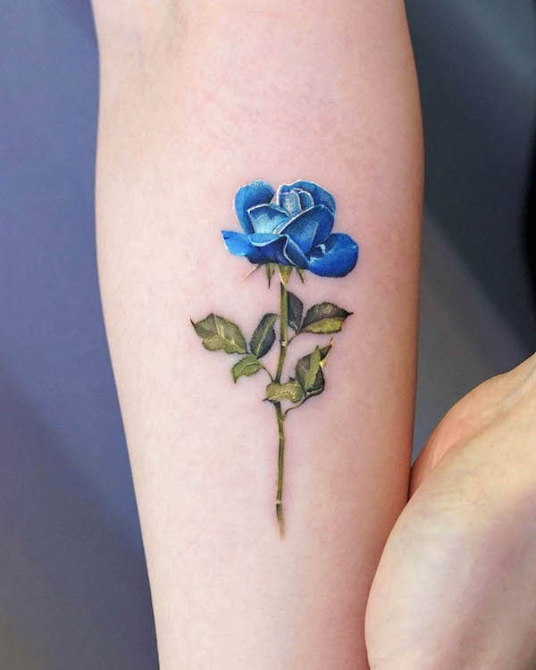 Tatuaggio rosa simbolico dell'amore di @myungdo__
