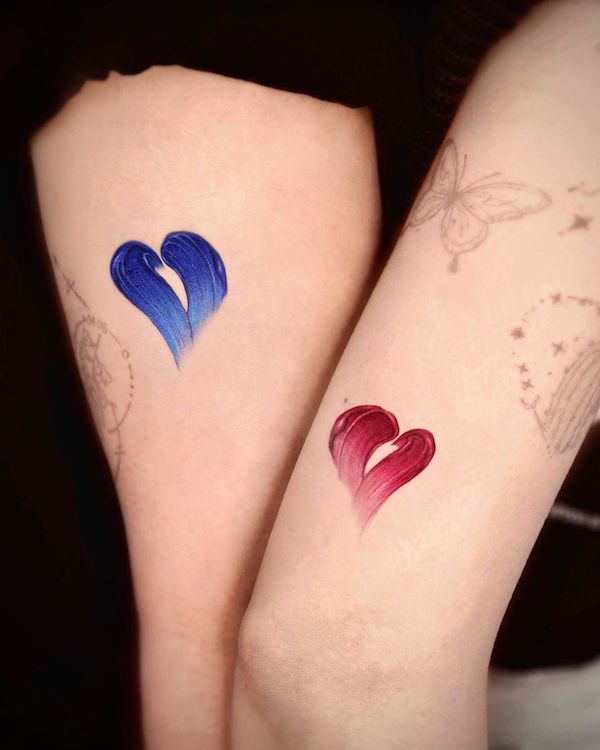 Tatuaggio simbolico d'amore con cuori di @o.ri_tattoo