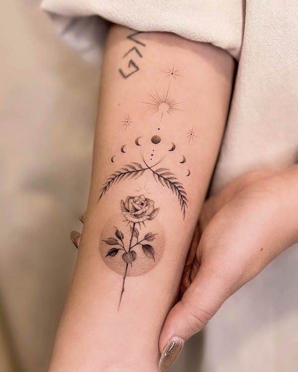 Tatuaggio simbolico dell'amore con la rosa di @dudutattooist