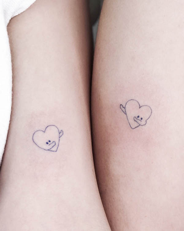 Tatuaggio d'amore con cuore di @amoebazoo