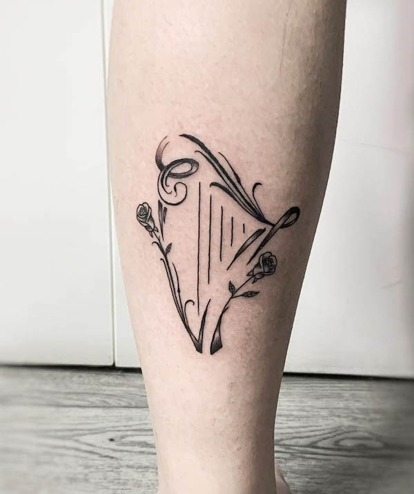 Tatuaggio con arpa di @bloom__tattoo