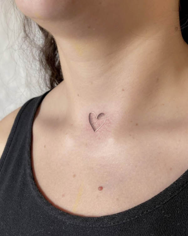 Tatuaggio cuore di @tintana.tattoo