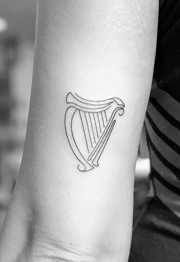 Tatuaggio con arpa di @stephen_doyle_tattoo