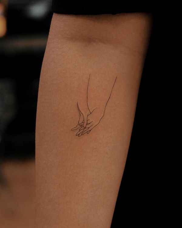 Tatuaggio di @nhi.ink_ che si tiene per mano