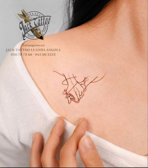 Tatuaggio Holding hands di @jack.tattoo.luanda.angola