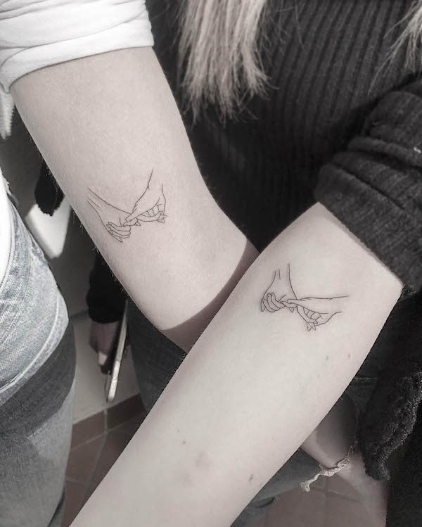 Tatuaggio Holding hands di @moonchild.tattoo