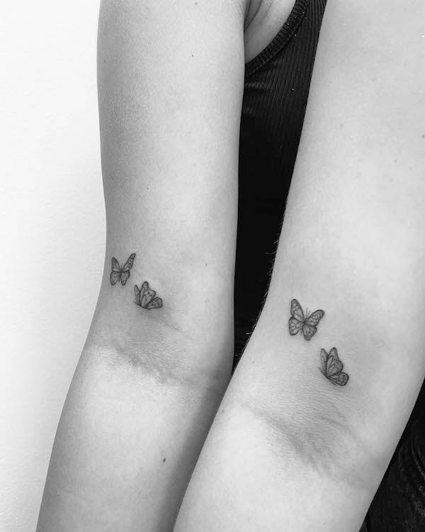 Tatuaggio con farfalla di @romankytetovacky