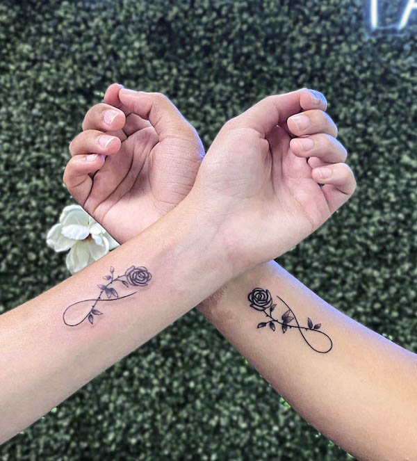 Tatuaggio con simbolo dell'amore infinito di @samustattoos