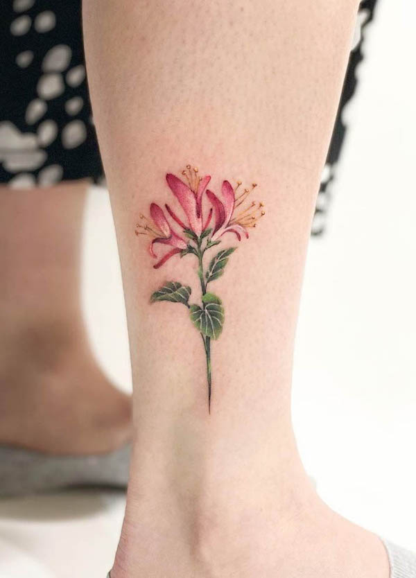 Tatuaggio con caprifoglio di @maiko.only