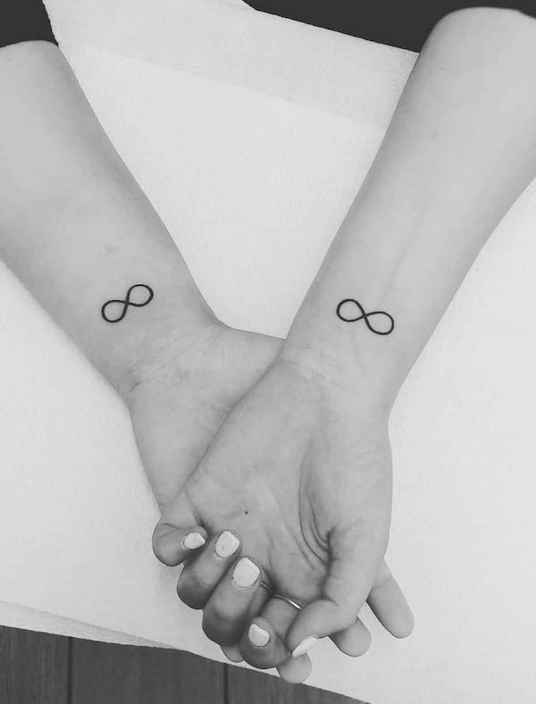 Tatuaggio con simbolo dell'amore infinito di @mr.jones_.tattoo
