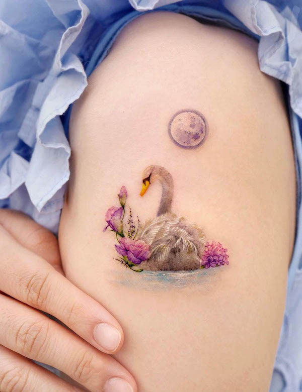 Cigno simbolico tatuaggio d'amore da @songe.tattoo