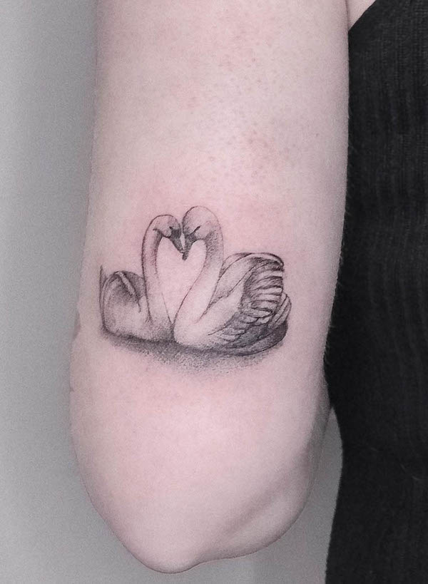 Cigno simbolico tatuaggio d'amore di @vinnden.tattoo