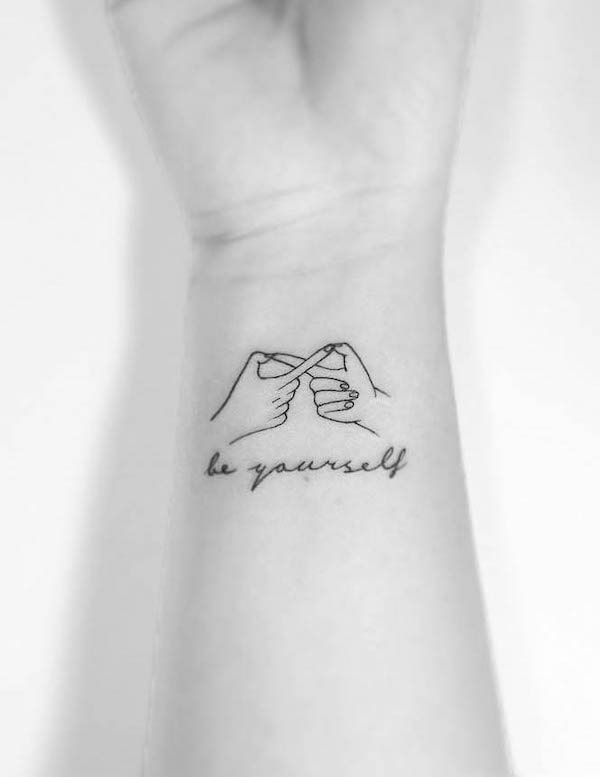 Tatuaggio con dito infinito di @playground_tat2