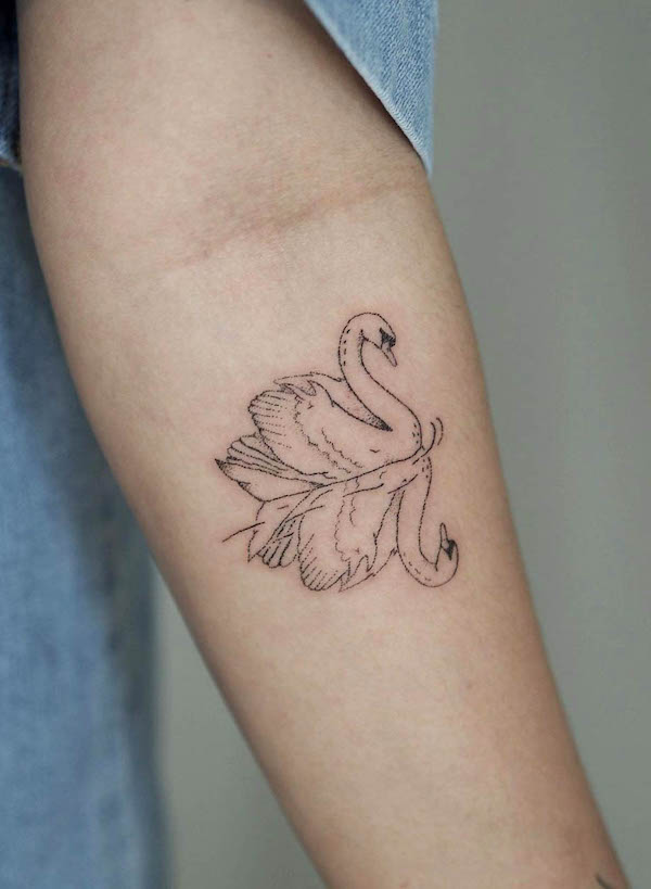 Tatuaggio d'amore simbolico del cigno di @riesa_tattoo