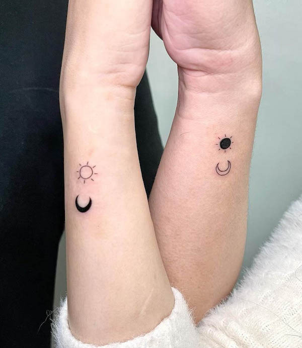 Tatuaggio del sole e della luna di @tintahanan_tattoo