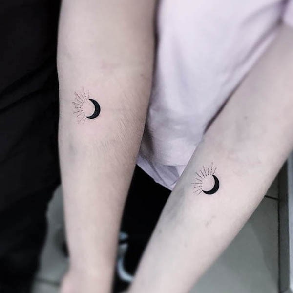 Tatuaggio del sole e della luna di @tattoopelikan