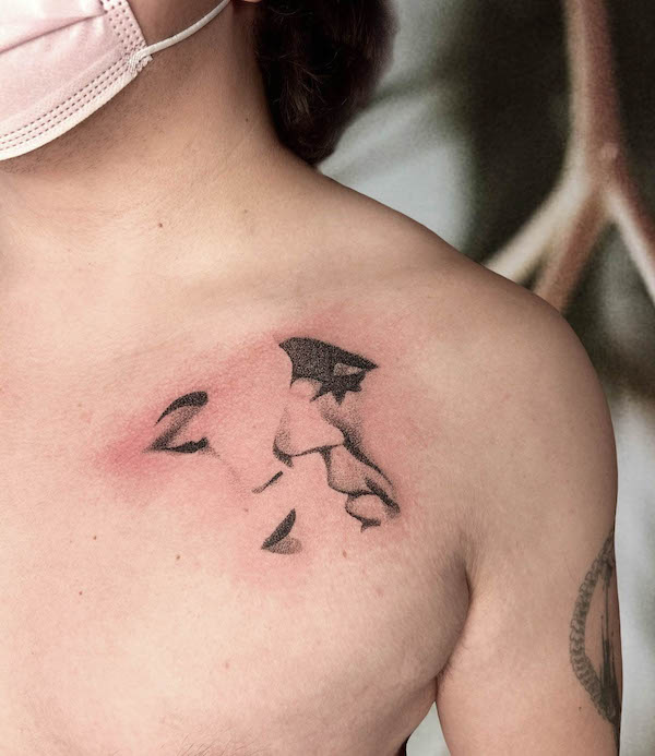 Tatuaggio con bacio di @mika.tattoos