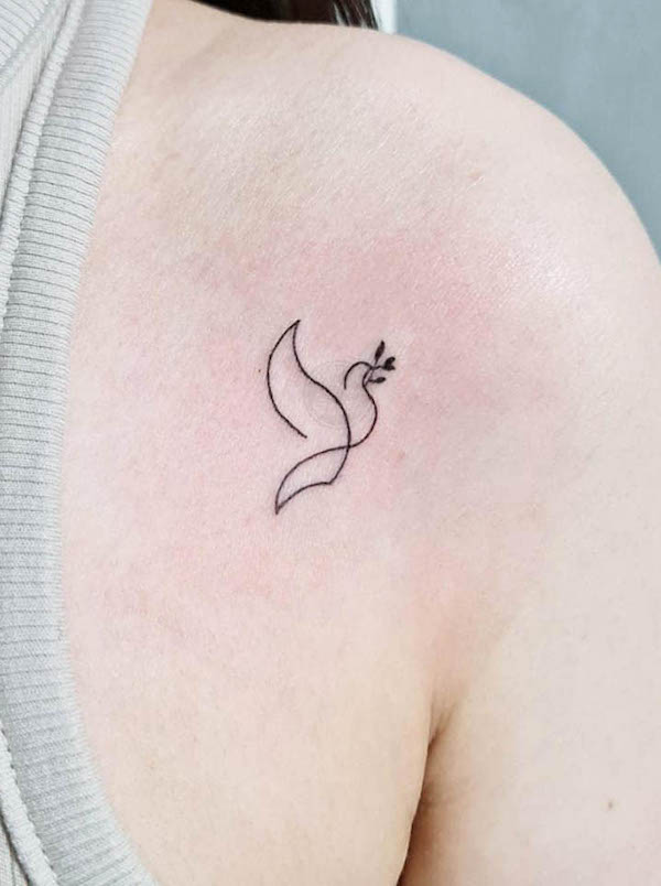 Tatuaggio con colomba di @namastetattoo