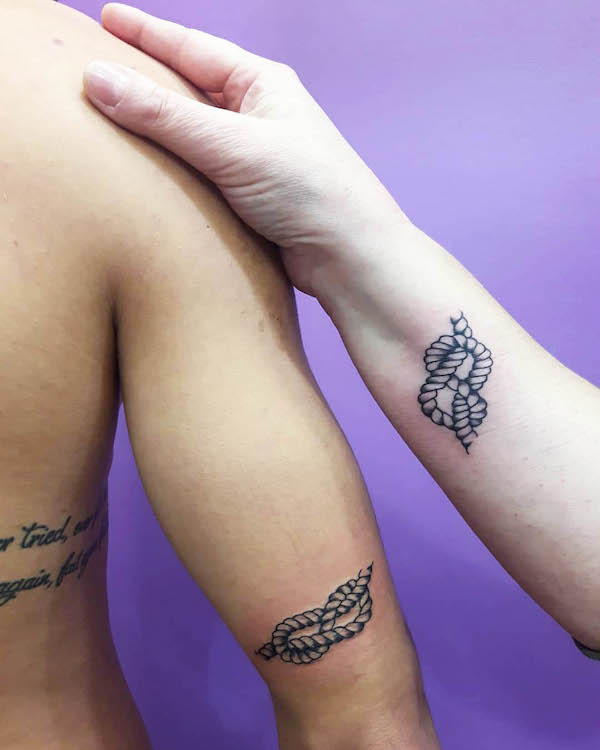 Tatuaggio a forma di nodo di @marcybibytattoor