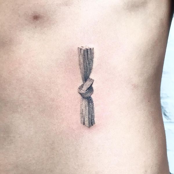 Tatuaggio con nodo di @remydebb