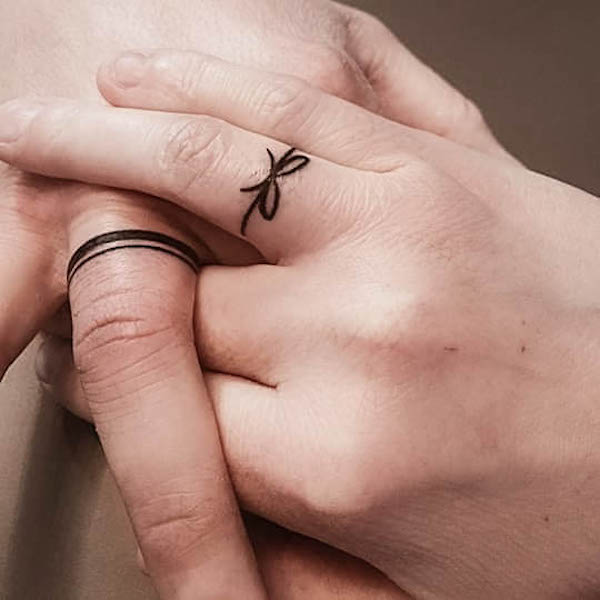 Tatuaggio sull'anulare di @mundustattoo