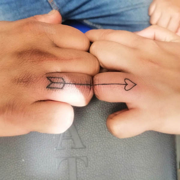 Tatuaggio sull'anulare di @cannuto_ink.csr_