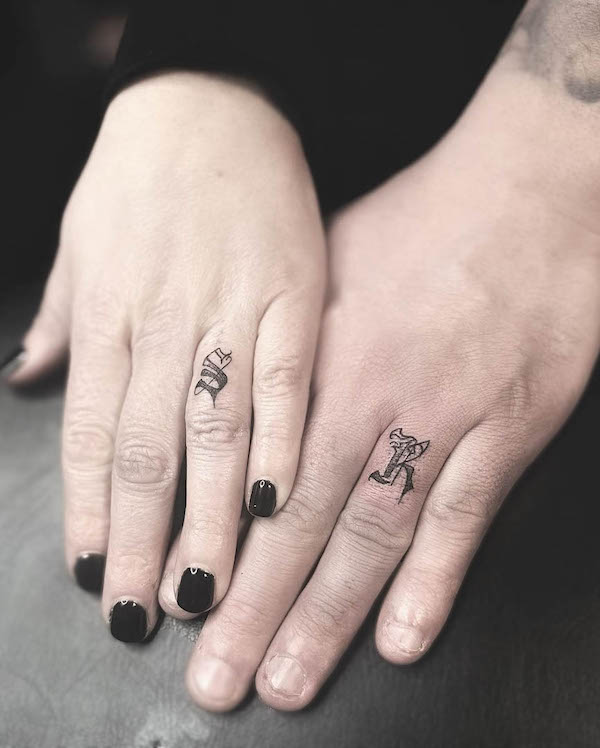Tatuaggio sull'anulare di @allydutil