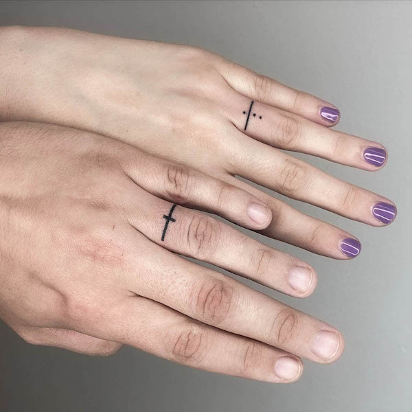 Tatuaggio sull'anulare di @moruse__