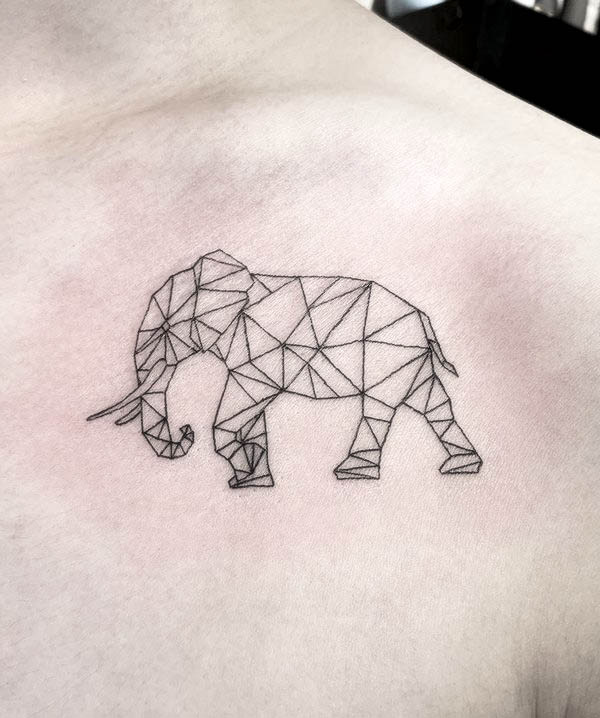 Tatuaggio geometrico di elefante da @tattoo_0115