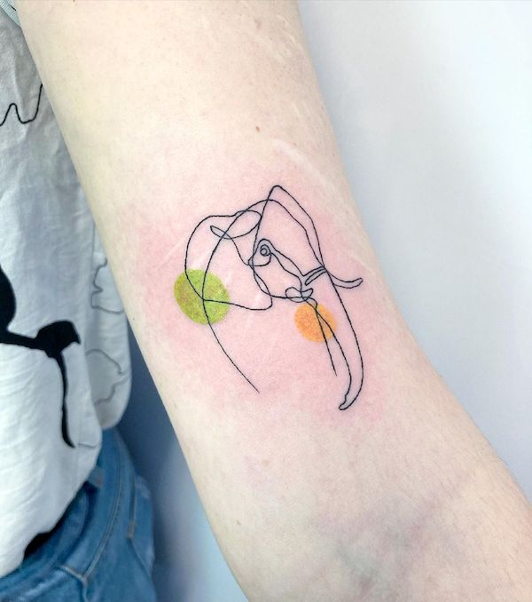 Tatuaggio semplice di elefante di @efka_tattooart