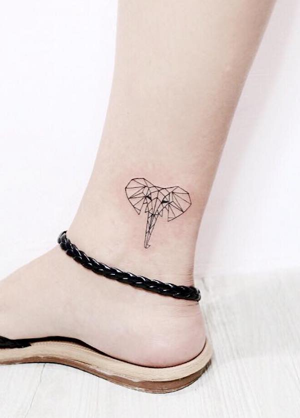Tatuaggio geometrico di elefante di @ainakstyle