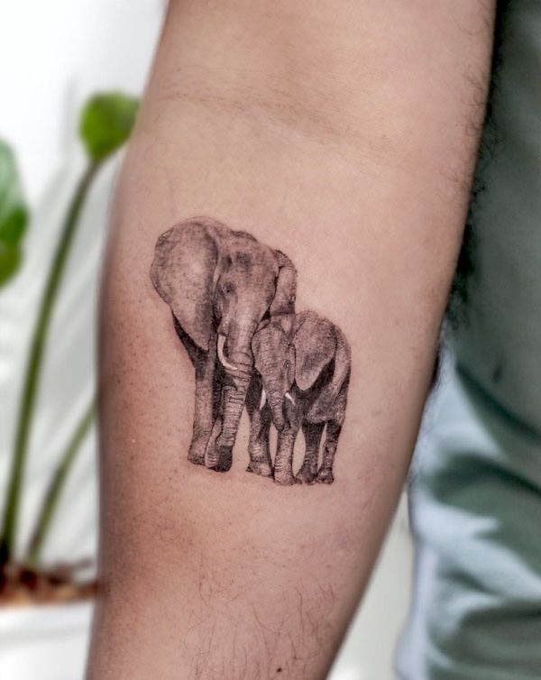 Tatuaggio di famiglia di elefanti di @andregrecotatuador