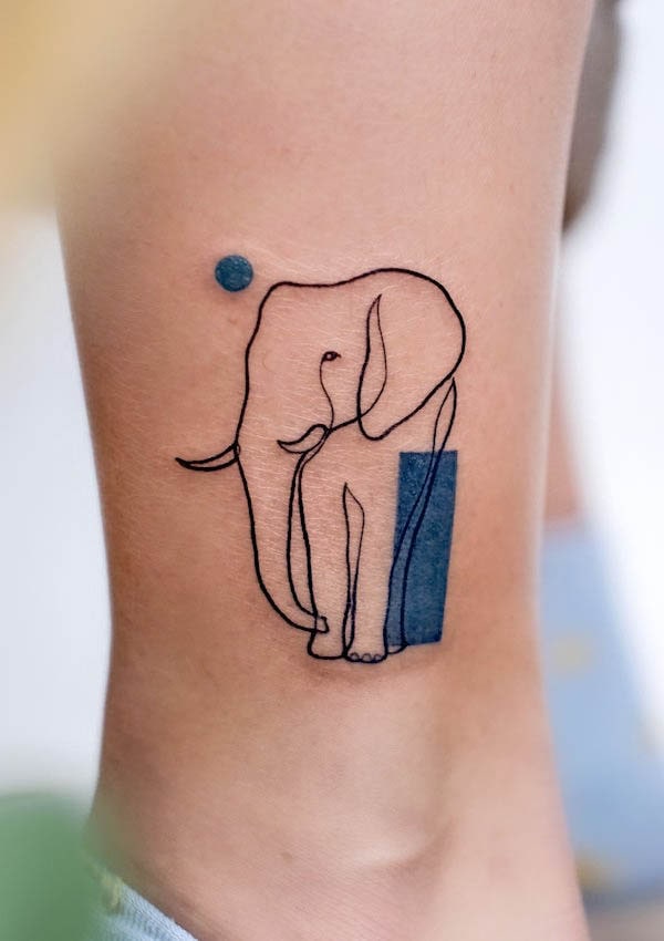 Tatuaggio elefante minimalista di @tszching.tattoo