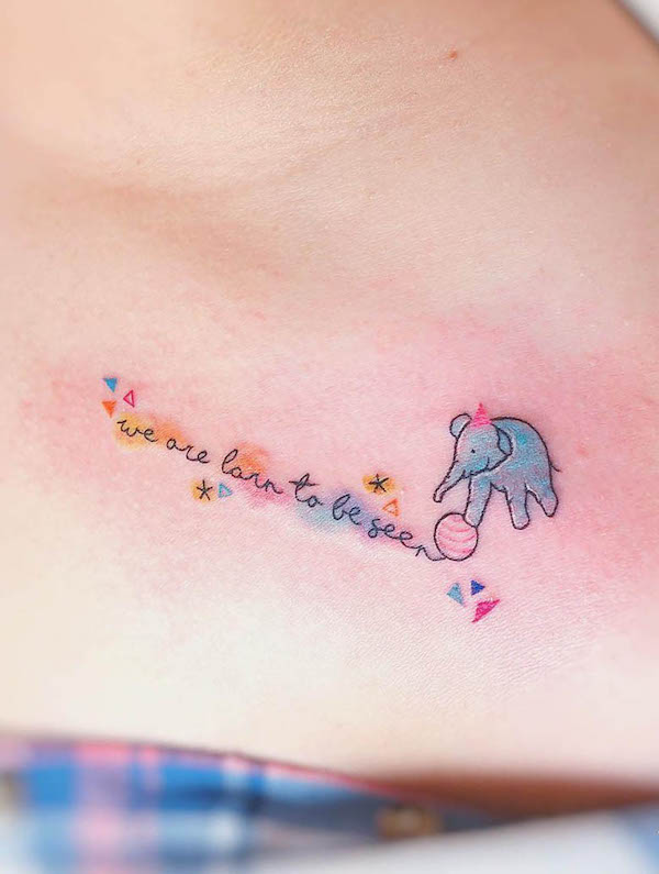 Simpatico tatuaggio con citazione di un piccolo elefante di @deardeeri