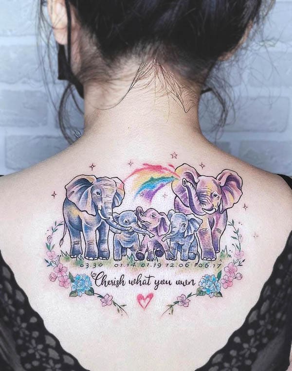 Tatuaggio della schiena di una famiglia di elefanti di @sunan623