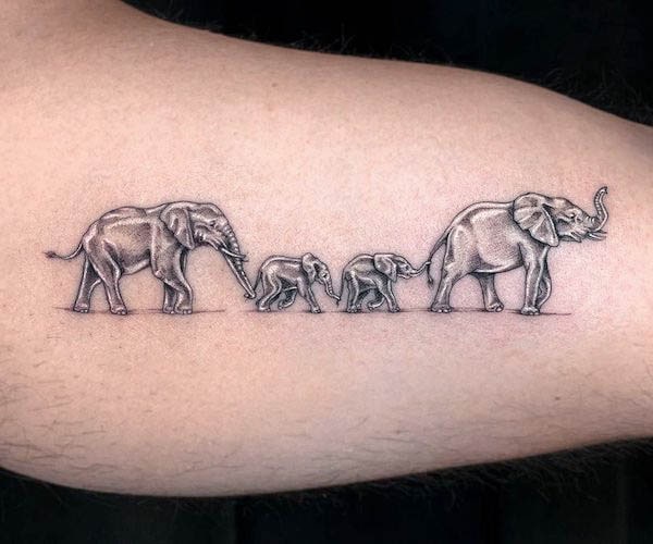 Tatuaggio metallico della famiglia Elephant di @cachotatt00