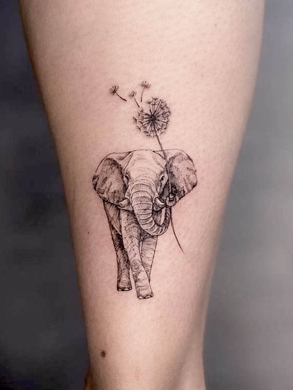 Tatuaggio con dente di leone ed elefante di @maymay.tattoo